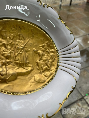 Рядка розова бонбониера Сцената, изобразена на позлатената релефна чиния представлява “Крал Карел IV, снимка 8 - Чинии - 52682827