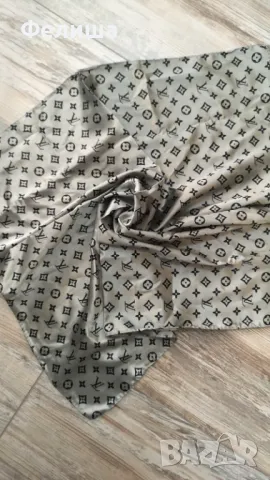 Разкошен Монограмен Шал с Брандово Лого в Металическо Сиво КОД LV7 , снимка 2 - Шалове - 50206394