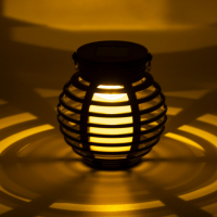 Соларен фенер с светлина тип пламък, За закачване или Самостоящ, 11x11 см, снимка 1 - Соларни лампи - 36198838