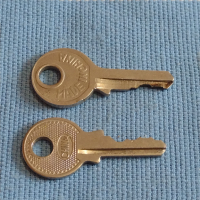 Две ключета за катинар за КОЛЕКЦИЯ ДЕКОРАЦИЯ АРТ ИНСТАЛАЦИЯ 40970, снимка 2 - Други ценни предмети - 44837212