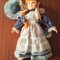 Порцеланова фигура колекционерска кукла с стойка и печат 40 см, снимка 3 - Други ценни предмети - 41642749