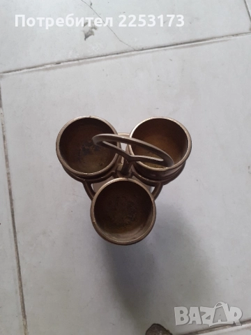 Три месингови чаши на стойка.