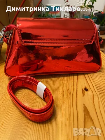 Дамска червена лачена чанта, снимка 2 - Чанти - 49214139
