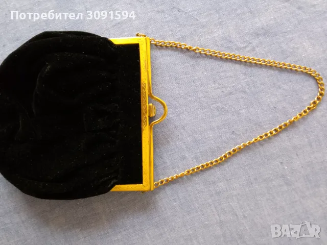 Дамска чанта 30 те години черно кадифе със бронзов обков 