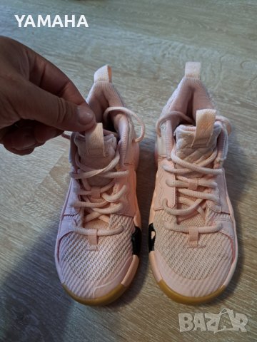 Air Jordan  Кецове за Момиче 29.5, снимка 3 - Детски маратонки - 41967651