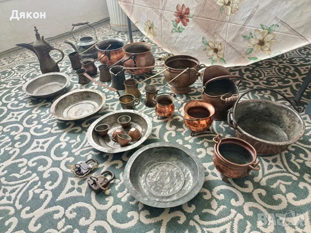 Колекция от стари медни съдове
