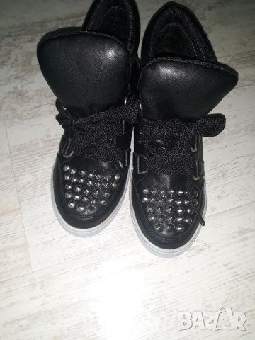 Нови с капси , снимка 2 - Дамски ежедневни обувки - 41410220