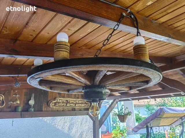 Полилеи, осветление от автентични реставрирани колела от каруца с ръчно изработени дървени чашки , снимка 7 - Полилеи - 49968867