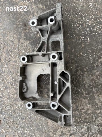 Конзола (стойка) алтернатор и компресор климатик Фолксваген Голф 5 1.6, снимка 3 - Части - 53044216