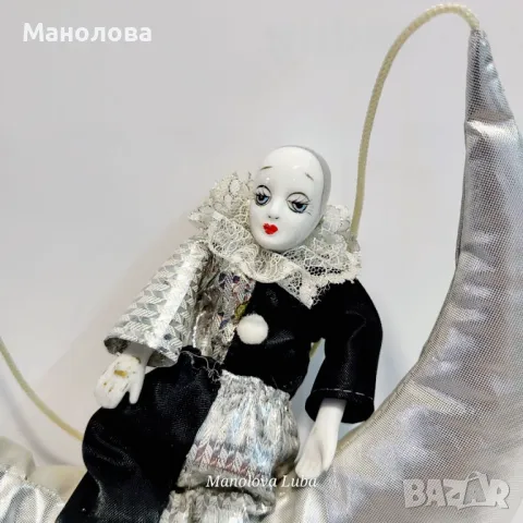 Колекционерска кукла Пиеро върху плюшен сребърен полумесец - с порцеланова глава, ръце и крака., снимка 2 - Колекции - 48543113