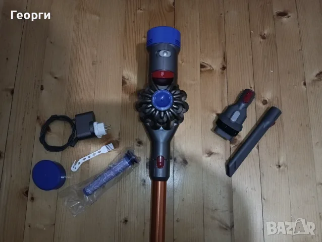 Много добра прахосмукачка Dyson V8 с нова батерия и аксесоари, снимка 2 - Прахосмукачки - 56258826