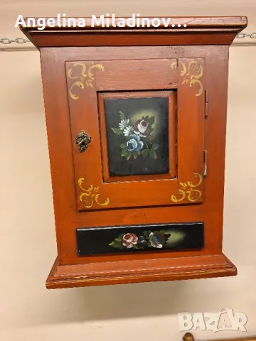 шкаф за стена ръчно изрисуван 