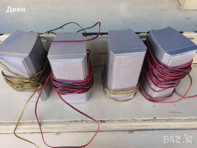 4 броя малки колонки с кабели