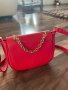 Красива червена чанта, снимка 1 - Чанти - 42284087