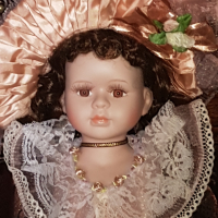 Порцеланова кукла със стойка- 77см, снимка 3 - Кукли - 44576320