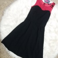 Черна вталена и разкроена около ханша рокля с червена шифонена платка над бюста, снимка 1 - Рокли - 40307204
