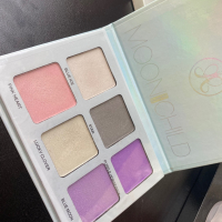 Glow палитра на Anastasia Beverly Hills Moonchild, снимка 4 - Декоративна козметика - 36196284