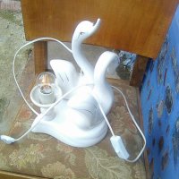 Порцеланова нощна лампа с два лебеда, снимка 1 - Настолни лампи - 40896812