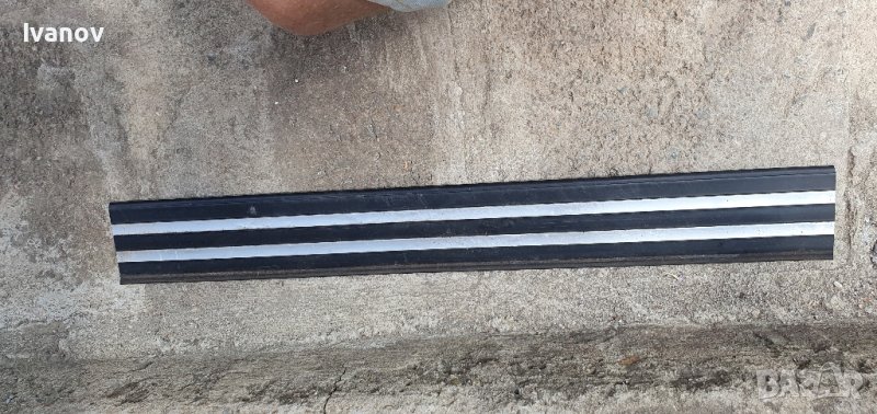 Пластмасова лайсна на прага от вън за бмв е34 преди фейслифт , снимка 1