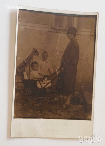 Стара снимка майка с детска количка, снимка 1