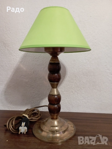 Старинна красива лампа с зелен абажур