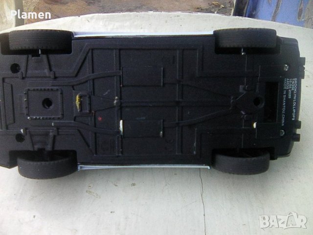 Умален пластмасов модел на полицейска кола с батерия свири и с инерционен механизъм, снимка 2 - Коли, камиони, мотори, писти - 42377082