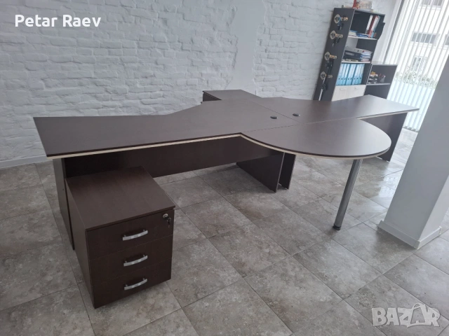 офис обзавеждане - 2 бр. бюра и 2 бр. шкафчета, снимка 2 - Бюра - 53590858