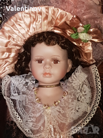 Порцеланова кукла със стойка- 77см, снимка 3 - Кукли - 44576320
