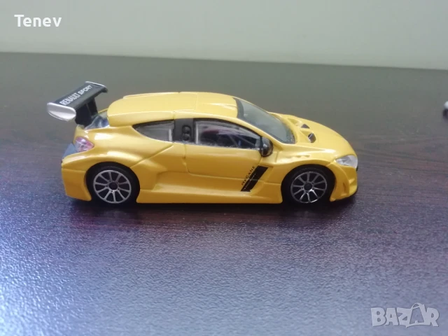 Bburago Renault Megane 1/43 нова оригинална количка Рено Меган мегална Бураго колекционерска , снимка 3 - Колекции - 51305562