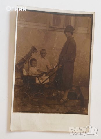 Стара снимка майка с детска количка, снимка 1 - Други ценни предмети - 42568531