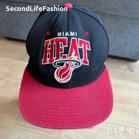 Шапка с козирка Miami Heat Mitchell&Ness NBA червено черно зимна 