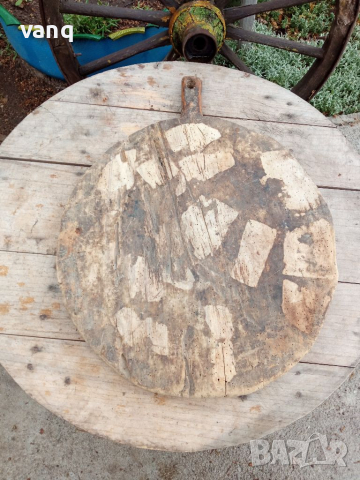 Стара дървена дъска за месене на  хляб,кръг фурнаджийска лопата