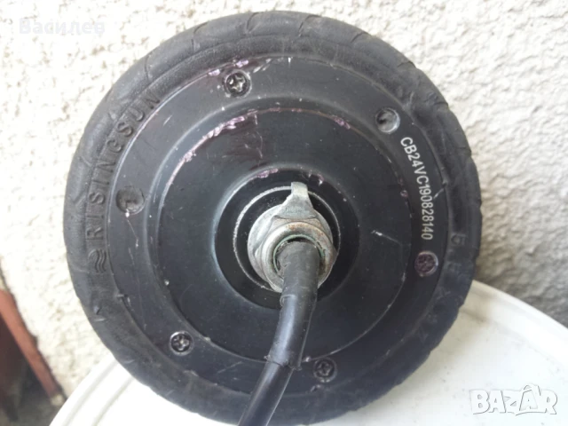 Работещ 5,5" двигател с гума,  24V / 250W от тротинетка, снимка 2 - Скейтборд, ховърборд, уейвборд - 50990576