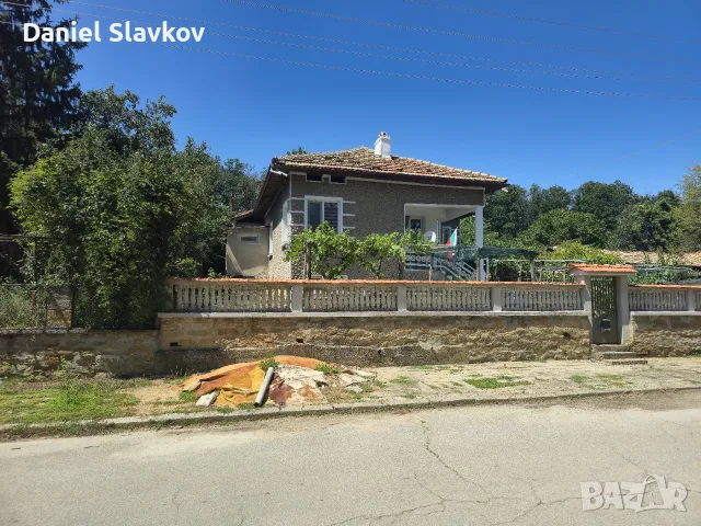 Продава се къща с голям двор 1,5 дка, гараж, стопански постройки и обновени инсталации, снимка 2 - Къщи - 55838496