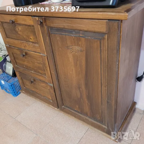 Масивен шкаф за дърворезба.