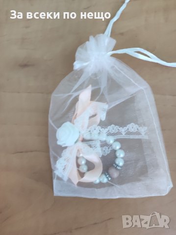 Сватбена бутониера с перли за бебе момиче на 12месеца