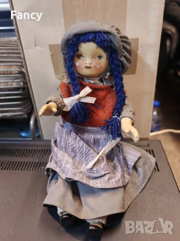 Стара порцеланова кукла/момиче