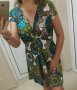Къса рокличка в зелени шарки с остро деколте, снимка 1 - Рокли - 40741341
