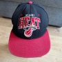 Шапка с козирка Miami Heat Mitchell&Ness NBA червено черно зимна , снимка 1