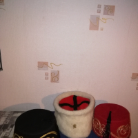  Фесове турска шапка, бродирани терлици от чеиз и кърпа за носия и танци., снимка 1 - Антикварни и старинни предмети - 38397352