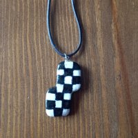Ръчно изработено герданче- черно-бяла мозайка , снимка 2 - Колиета, медальони, синджири - 44210609