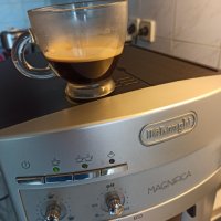 Кафеавтомат Делонги Магнефика, работи отлично и прави хубаво кафе с каймак и капучино , снимка 2 - Кафемашини - 41478269