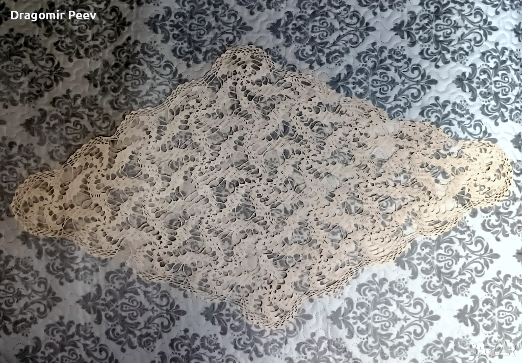 Продавам ново ръчно плетено каре с ромбоидна форма цвят екрю, снимка 1