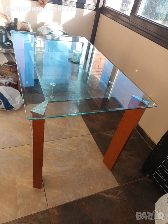 стъклена голяма красива здрава маса с дървени крака, снимка 1