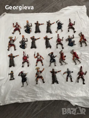 Продавам пластмасови фигури 