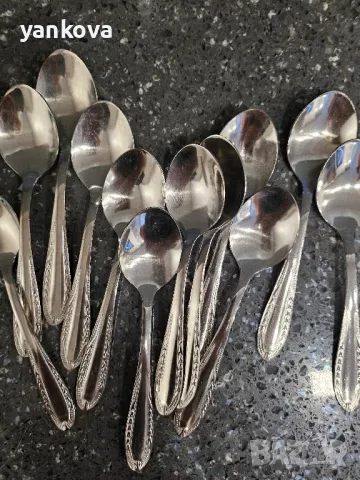 Лъжици ,вилици,ножове и малки лъжички. 