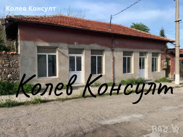 Продавам стара двуетажна къща и търговско помещение в село Брягово,община Първомай , снимка 1