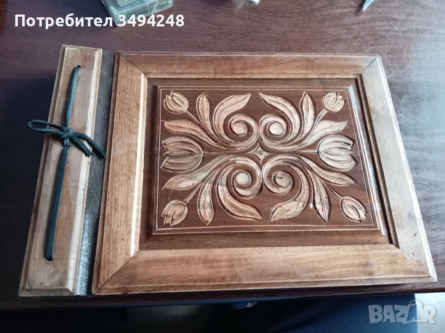 Стар албум за снимки с дървени корици и дърворезба 