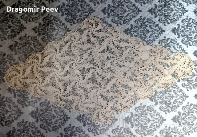 Продавам ново ръчно плетено каре с ромбоидна форма цвят екрю