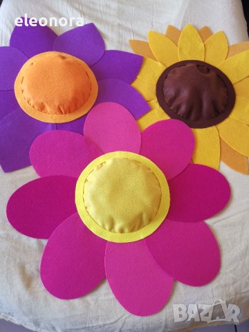 Шапки на цветя от филц-47 см. 